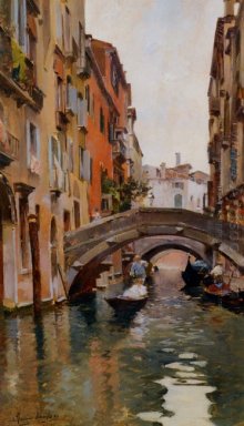 Góndola en un canal veneciano