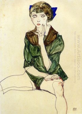 Frau sitzt in einer grünen Bluse 1913