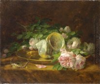 Platter con conchiglie, rose, perle e orecchini