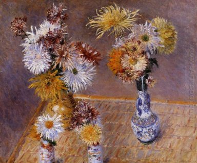 Vier Vasen mit Chrysanthemen