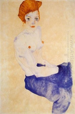 sittande flicka med nakna överkropp och ljusblå kjol 1911