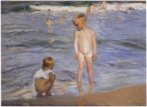 Дети купаются в солнце дня 1910