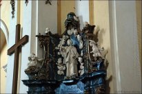Altaar van St. Nicolaas met een sculptuur van Jan Nepomuk