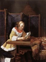Una señora que lee una letra