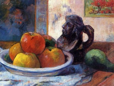 stilleben med äpplen ett päron och en keramisk porträtt kanna 18