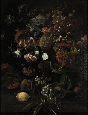 Várias flores em um vaso de vidro com uvas azuis, pêssegos e um