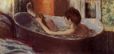 femme dans un bain épongeant sa jambe