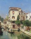 Gondoleros en un canal veneciano