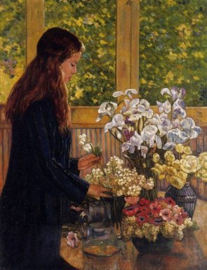 Chica joven con un jarrón de flores