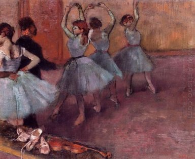 bailarines en azul claro ensayando en el estudio de baile