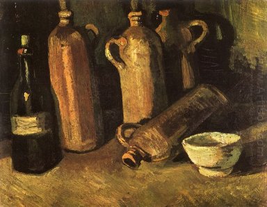Todavía vida con cuatro botellas de piedra frasco y taza blanca