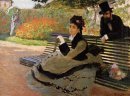 Camille Monet su una panca da giardino
