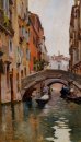 Gôndola em um canal veneziano