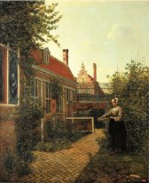 Женщина с корзиной бобы в огороде