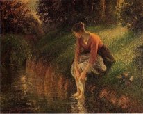 Mujer joven bañándose los pies, también conocido como el baño de