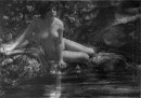 Desnudo en la orilla del agua