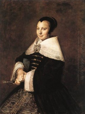Portrait einer sitzenden Frau, die ein Fan