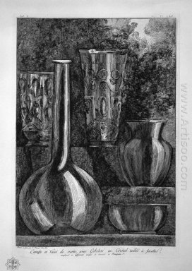 Flaska och glas vaser och kristall mångfacetterad Hittade I Pomp