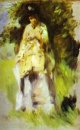 Femme debout par un arbre