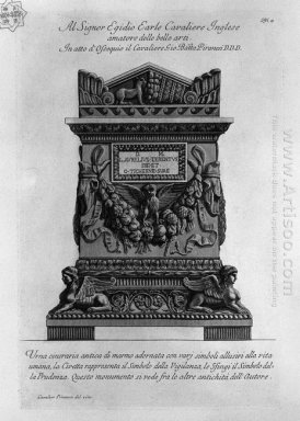 Antigua urna de mármol adornado con varios símbolos alusivos a H