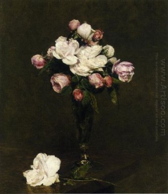 Rosas blancas y rosas en un vidrio con base