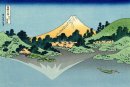 O Fuji reflete no lago Kawaguchi visto da passagem de Misaka Em