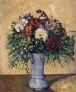 Blumen in blauer Vase