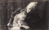 Amelia Van Buren com um gato
