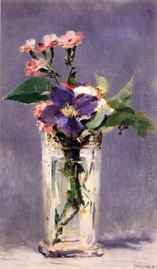 Rosa e clematide in un vaso di cristallo