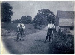 Benjamin Eakins e Samuel Murray com bicicletas