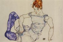 sittande kvinna i violetta strumpor 1917