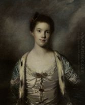 Porträt von Bridget Moris in einem weißen Seidenkleid