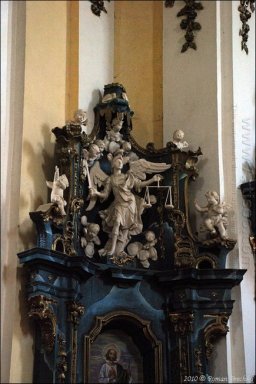 Altar of St. Jude Thaddeus dengan malaikat Michael