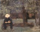 Un homme assis sur un tronc d'arbre