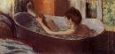 Donna in un bagno di spugna la sua gamba