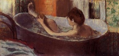 kvinna i ett bad snyltar hennes ben
