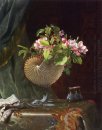 Nature morte avec fleurs d'Apple dans un Nautilus Shell