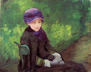 Susan sittande utomhus klädd i en lila hatt