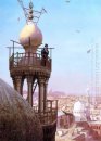 Ein Muezzin Anrufen aus dem Top von einem Minarett die Gläubigen