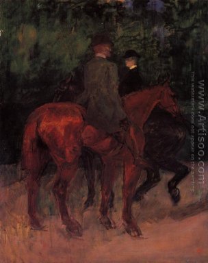 El hombre y la mujer a caballo a través de las maderas