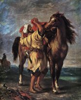 Um marroquino selar um cavalo