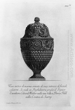 Antique Vase de marbre, ornés de festons et de diverses parcelle