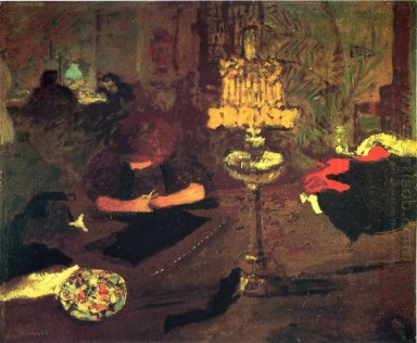 Jeune femme près de la lampe
