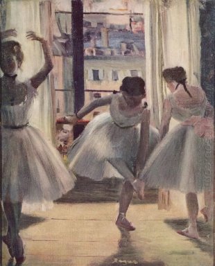tres bailarines en una sala de ejercicio