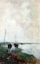 Una mucca in piedi in riva al fiume in un Polder